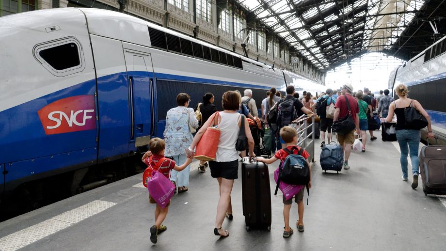 Enfants voyageurs accompagnés en gare pour prendre un TGV avec ClubKids, alternative complémentaire à Junior et Compagnie SNCF